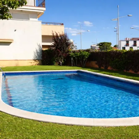 Апартаменти Charming With Shared Pool Views